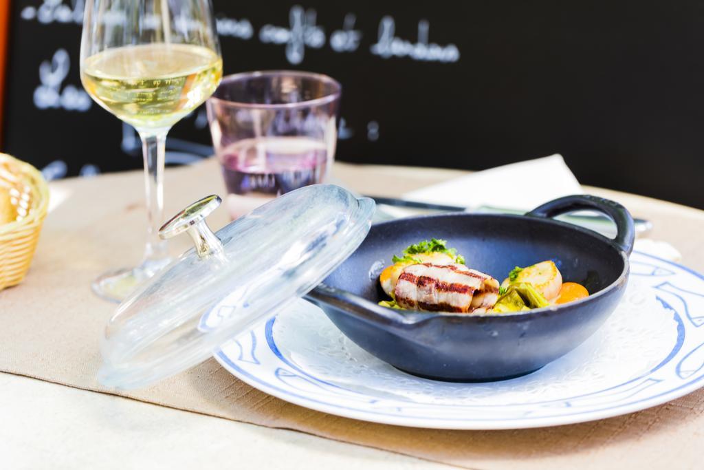 Logis Hotel Restaurant Le Cours Saint-Gilles  Exterior foto