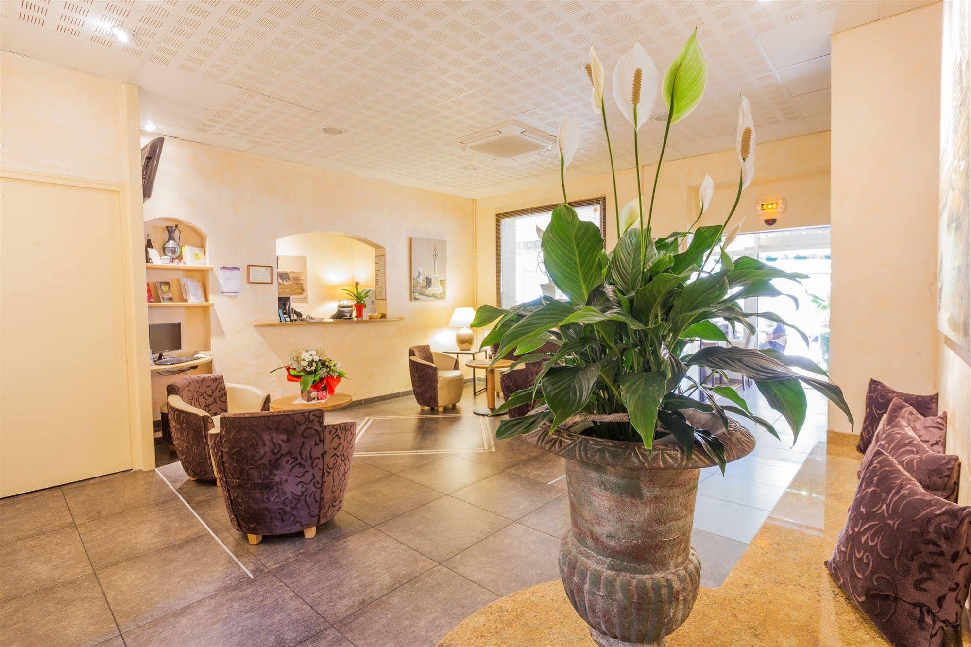 Logis Hotel Restaurant Le Cours Saint-Gilles  Exterior foto
