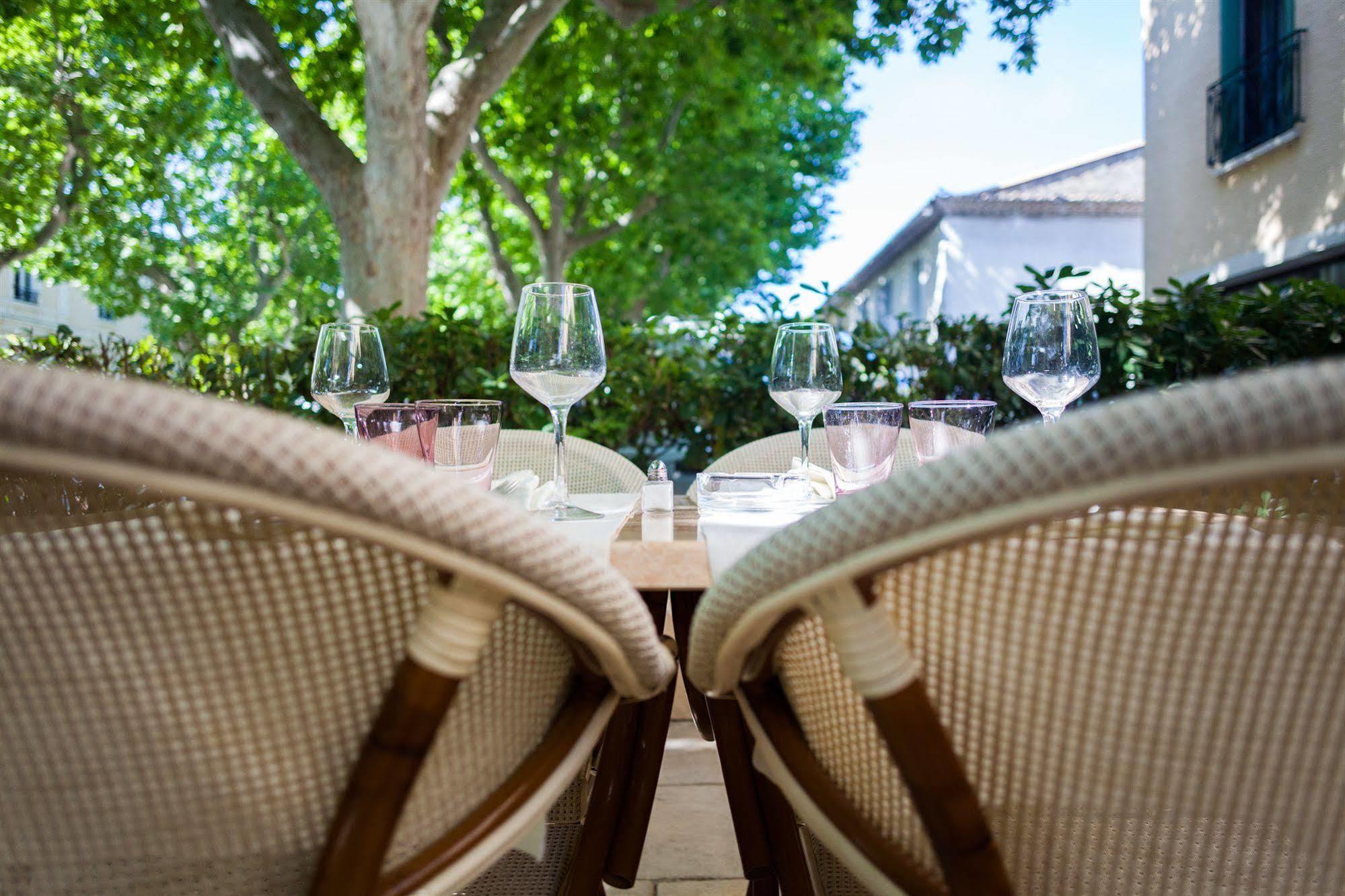Logis Hotel Restaurant Le Cours Saint-Gilles  Exterior foto