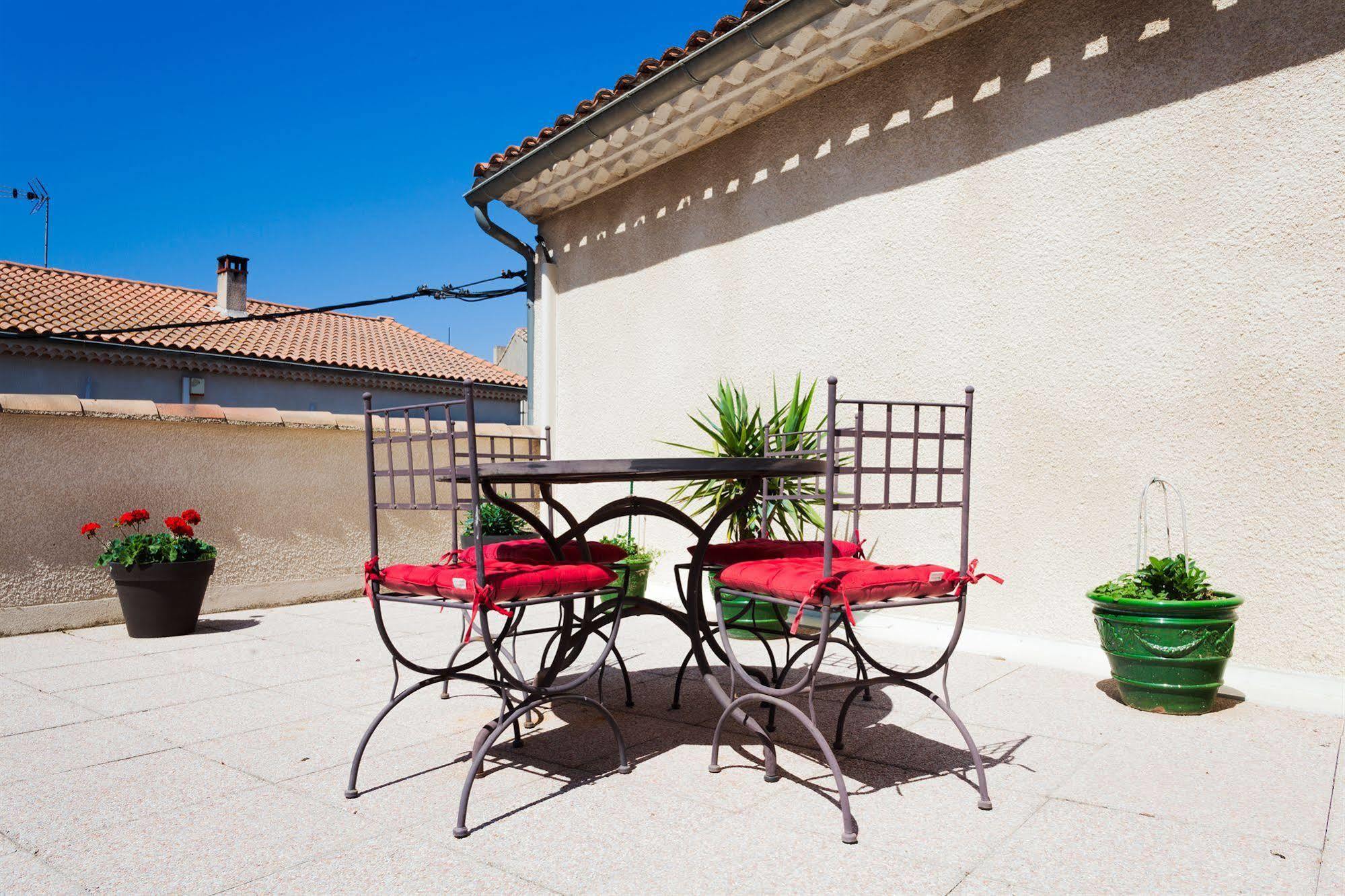 Logis Hotel Restaurant Le Cours Saint-Gilles  Exterior foto
