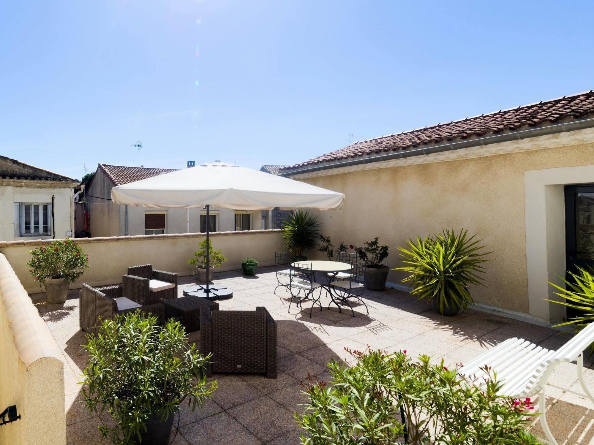 Logis Hotel Restaurant Le Cours Saint-Gilles  Exterior foto